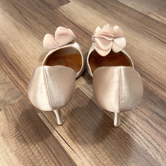Badgley Mischka champagne satin pumps - Picture 3 of 4